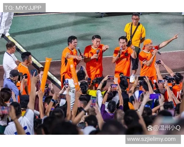 足球明星纷纷开通微博分享生活点滴引发粉丝热烈关注与互动