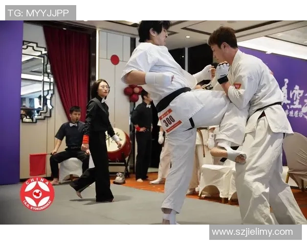 维族足球明星布格拉汗的传奇人生与赛场辉煌故事