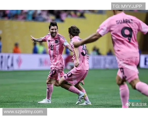 足球明星在机场上演惊艳踢球秀引发粉丝热议与欢呼声四起 足球明星在机场上演惊艳踢球秀引发粉丝热议与欢呼声四起