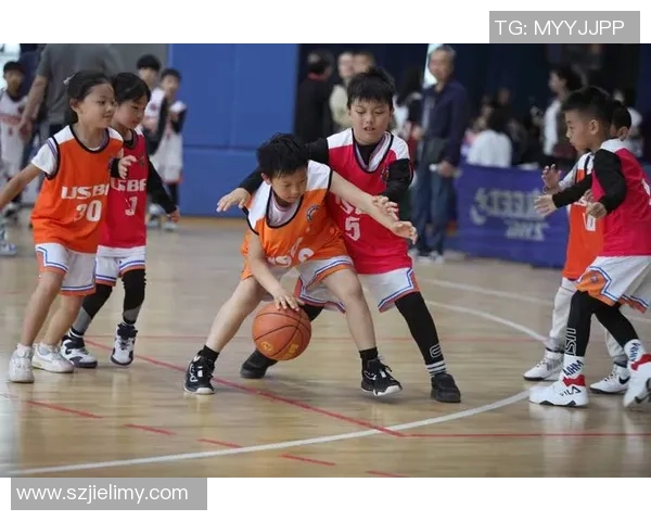 区俊炫领衔对决东莞队全力争胜展现篮球激情与团队合作精神